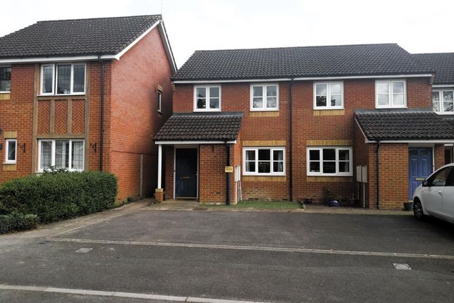 End terrace house to rent in Sindlesham, Berkshire
