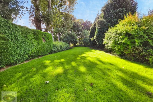 24, Hollin Head, Baildon photo 2