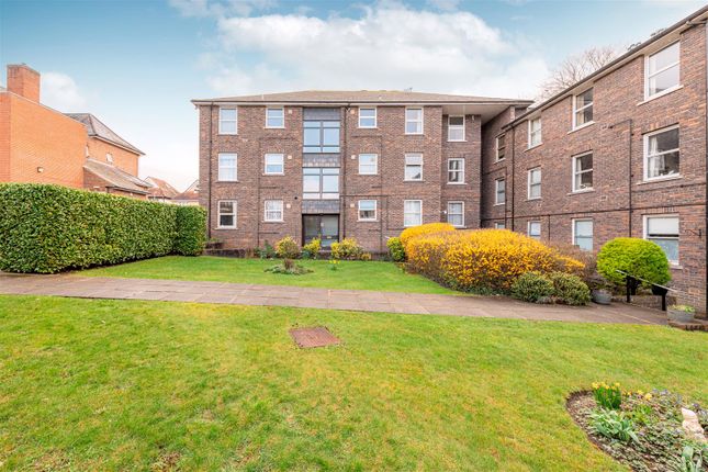 Flat to rent in Harlow Road, High Wycombe