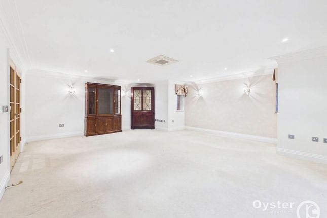 2 Kestrel Court Cherry Tree Way, Stanmore photo 4
