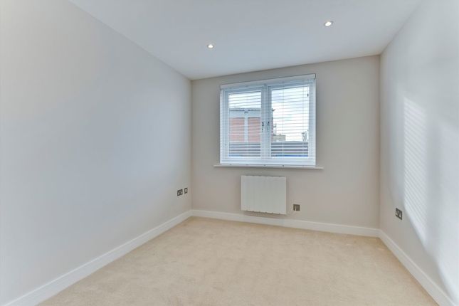 Flat 14, Crown House, 2, Church Street, Walton-On-Thames photo 5