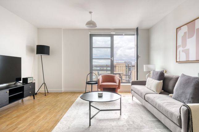 Thumbnail Flat to rent in Limehouse, London