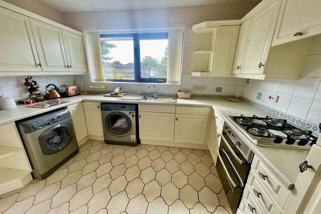 3 Manor Court Manor Park South, Knutsford photo 3