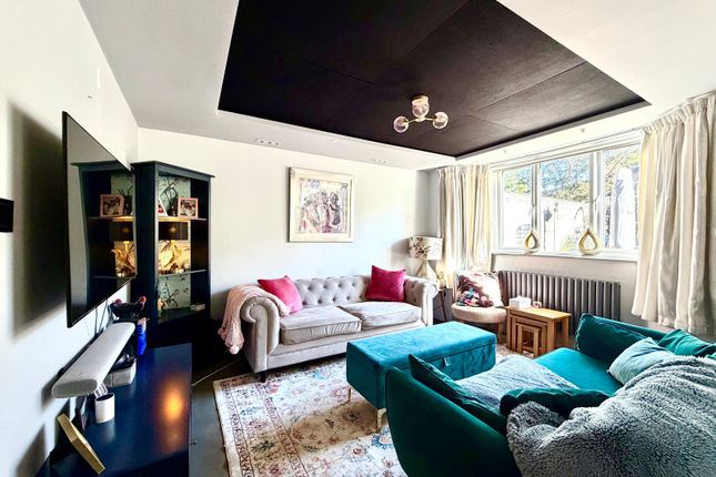 69, Cheshire Gardens, Chessington photo 2