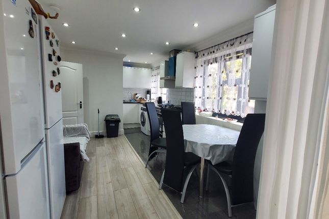 Thumbnail Flat to rent in Claremont Close, London