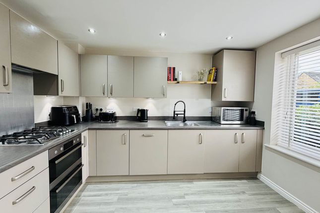 18, Hill Mead, Didcot photo 2