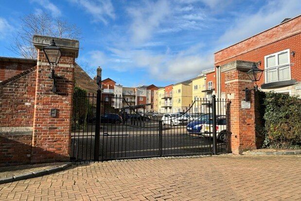 Thumbnail Flat to rent in Gloucester Square, Southampton