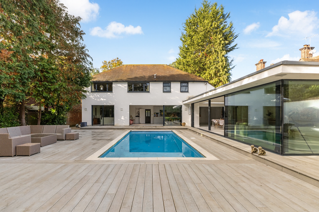 12, High Pine Close, Weybridge photo 3