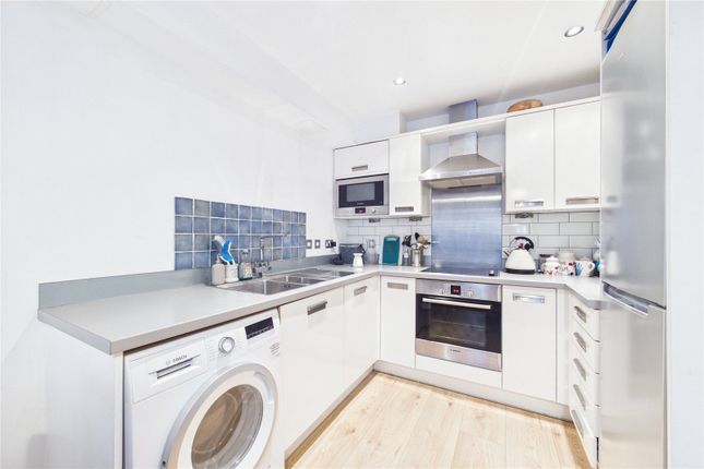 1, Angel Court, Theale photo 3