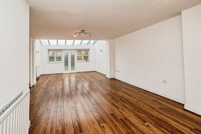 8, Dariel Close, Slough photo 3
