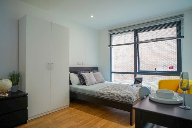 Bright, Modern Double Bedroom With Large Window, F...