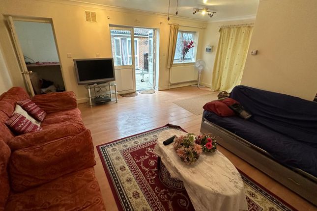 122Ba, Northfield Road, Hounslow photo 2