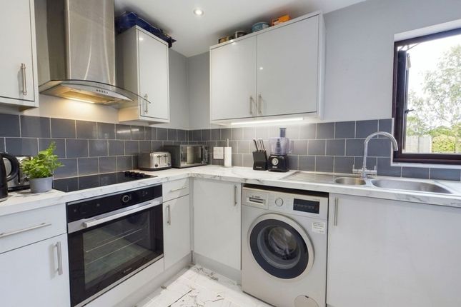 9 Newcourt, Uxbridge photo 2