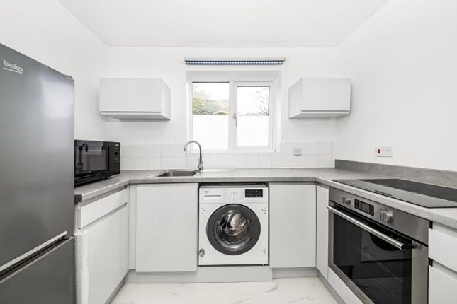 Flat for sale in Orchard Grove, Anerley, London