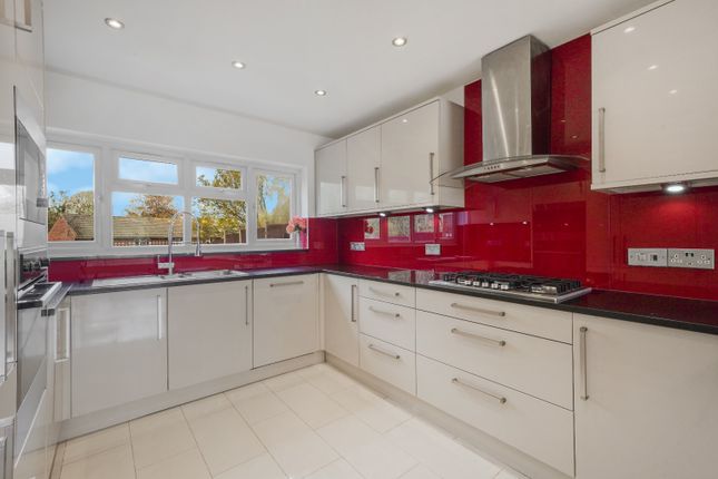 12 Wrenwood Way, Pinner, Greater London photo 3