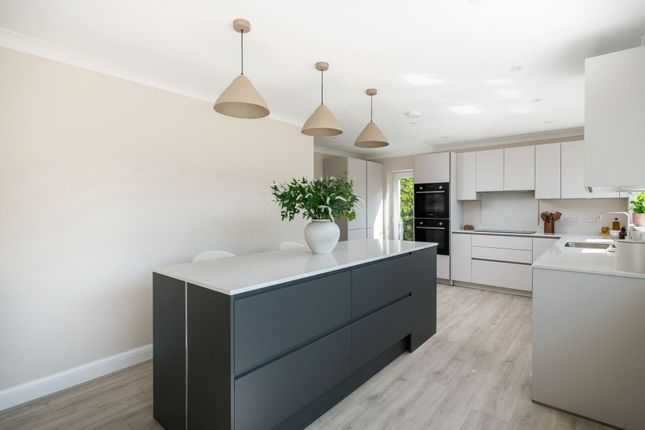 8 Lorian Drive, Reigate photo 4