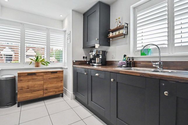 28, Skylark Place, Farnham photo 3