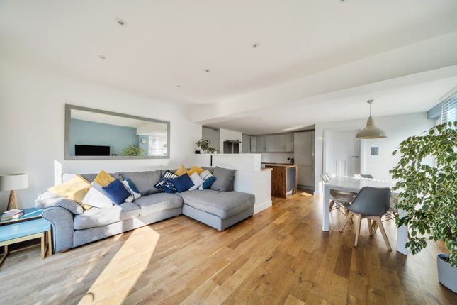 56, Copperfield Rise, Addlestone photo 3