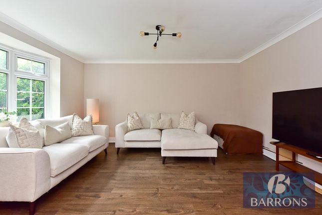 35, Frensham, Cheshunt photo 5