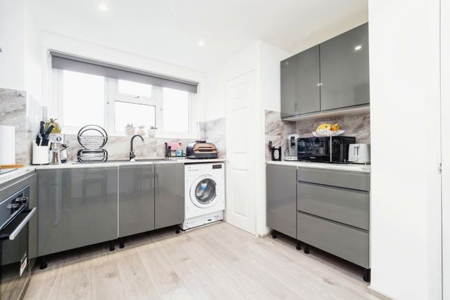 Flat for sale in Love Lane, Woodford Green, Essex