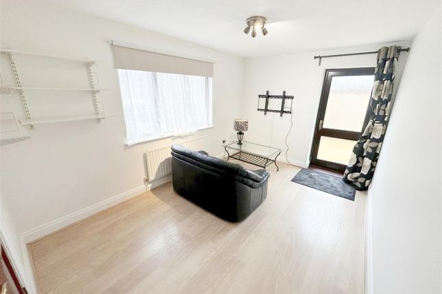 Flat to rent in Redland Drive, Loughton, Milton Keynes