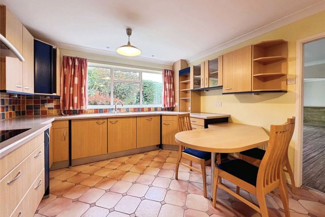 2, Queens Close, Leamington Spa photo 3