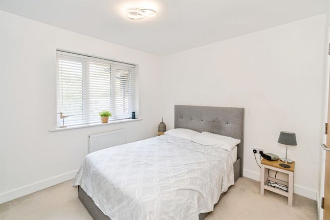 42, Shafford Meadows, Southampton photo 3