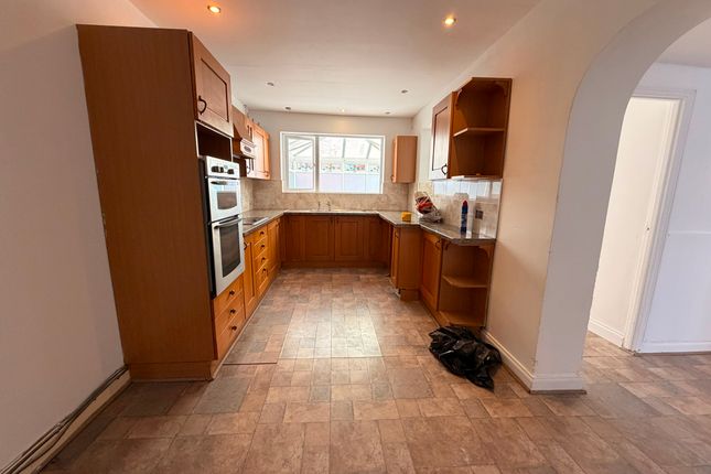 25, Weedon Road, NORTHAMPTON photo 2