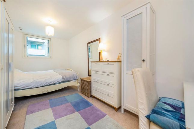 Flat 19, 1, Salamanca Place, London photo 4