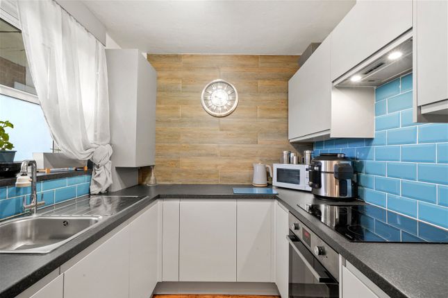 Thumbnail Flat for sale in Griffin Court, London