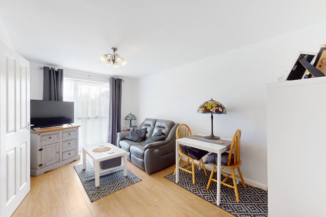 289 Aylsham Drive, Ickenham, Greater London photo 4