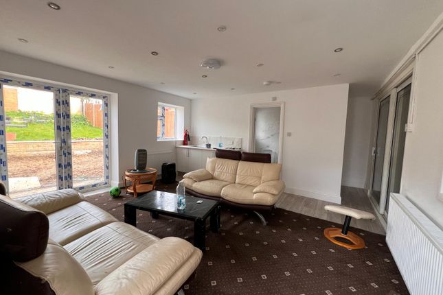 Thumbnail Flat to rent in Burrow Road, Chigwell