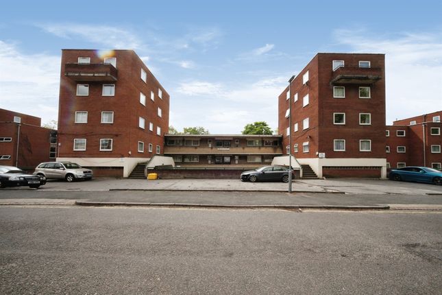 Flat for sale in Moulton Rise, Luton
