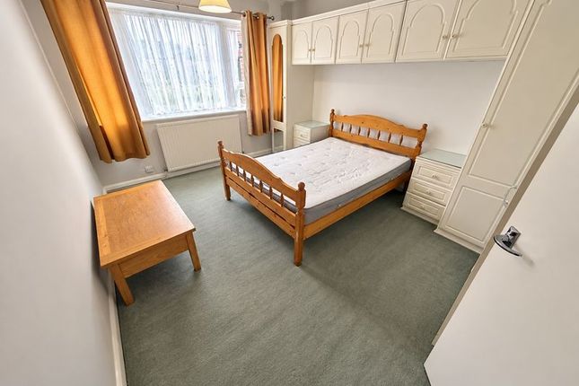 9 Poplar Court, Old Ruislip Road, Northolt photo 4