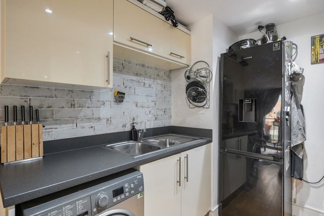 Flat 2, 33, Blakes Road, London photo 3