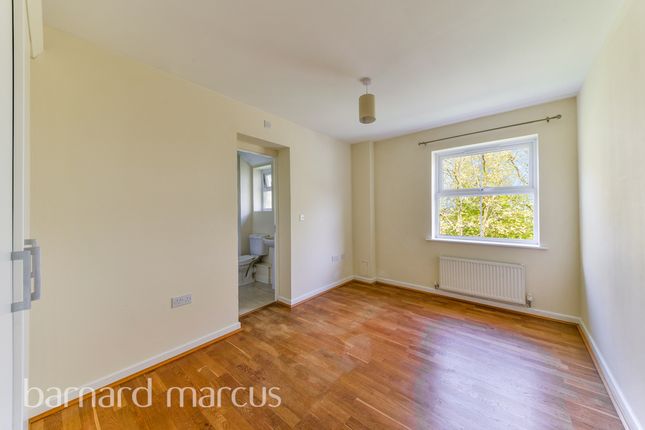 Flat to rent in Coppetts Road, London