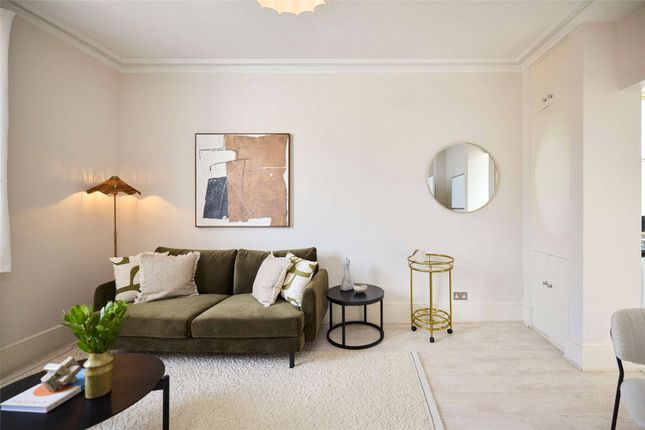 (SHORT LET) Flat 6, 18, Queensberry Place, London photo 4