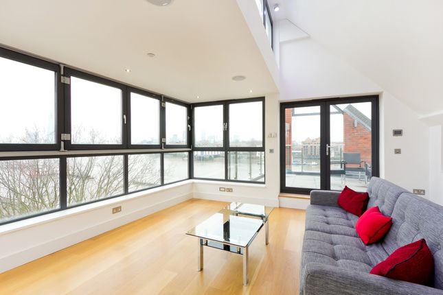 Town house to rent in King Stairs Close, London
