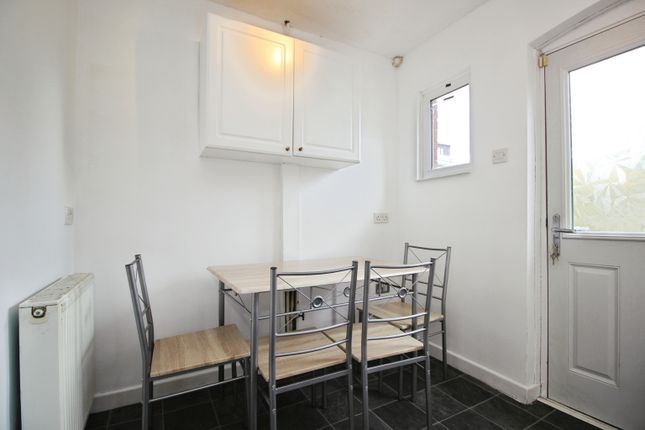 4, Pinewood Avenue, Wakefield photo 4