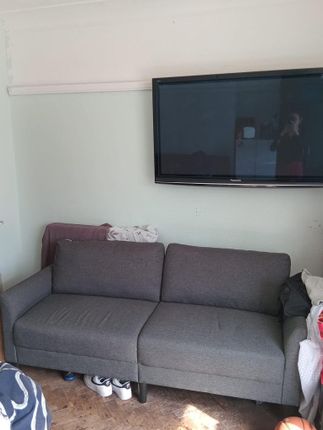 Studio Flat To Let, Victoria Road, London photo 5
