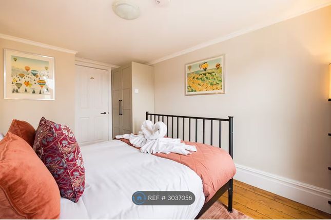 B Lyndhurst Grove, London photo 4