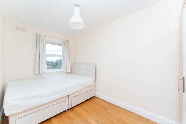 Flat to rent in Ritz Parade, London