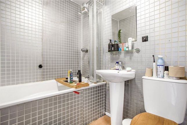 Flat for sale in Park Close, London