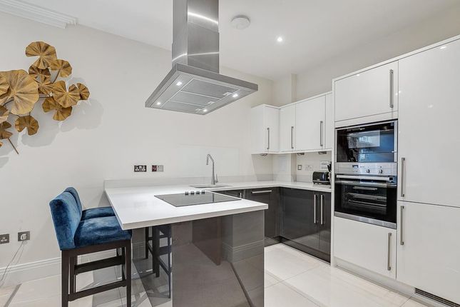 Flat to rent in Rainville Road, London