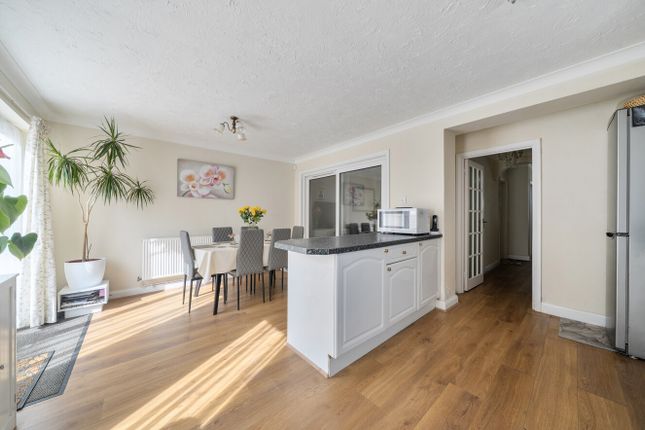 86, Chiltern Crescent, Reading photo 3