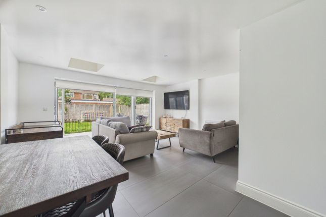 70, Valley Crescent, Wokingham photo 3