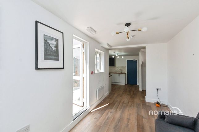 Room 3, 108, Ash Road, Hampshire photo 4