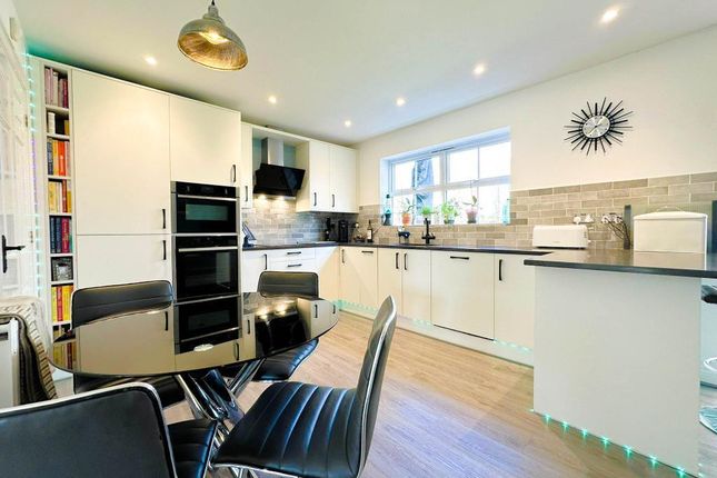 9, Castell Close, Trowbridge photo 4