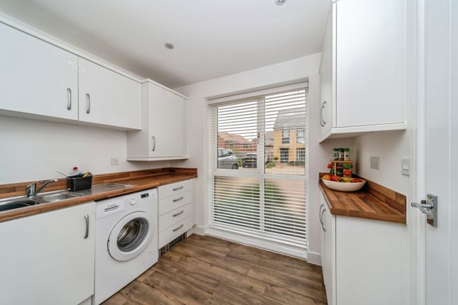 35, Clews Grove, Wootton photo 4