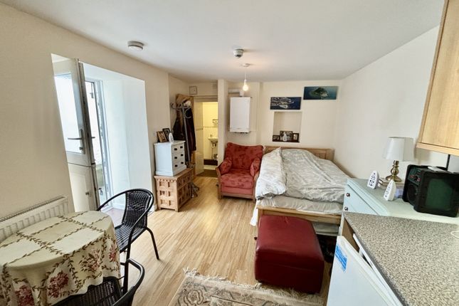 Flat 2, 5 Penare Road, Penzance photo 3